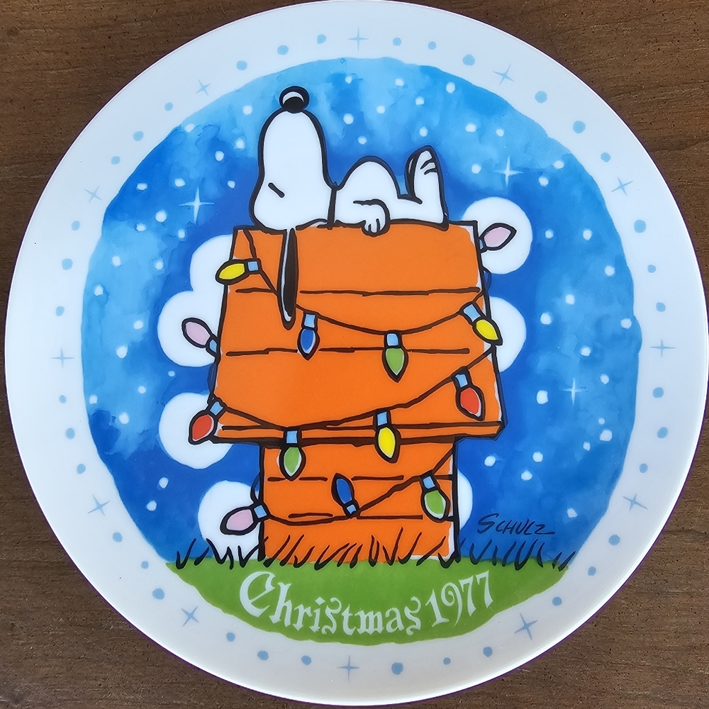 Peanuts Snoopy  Christmas 1977 Plate